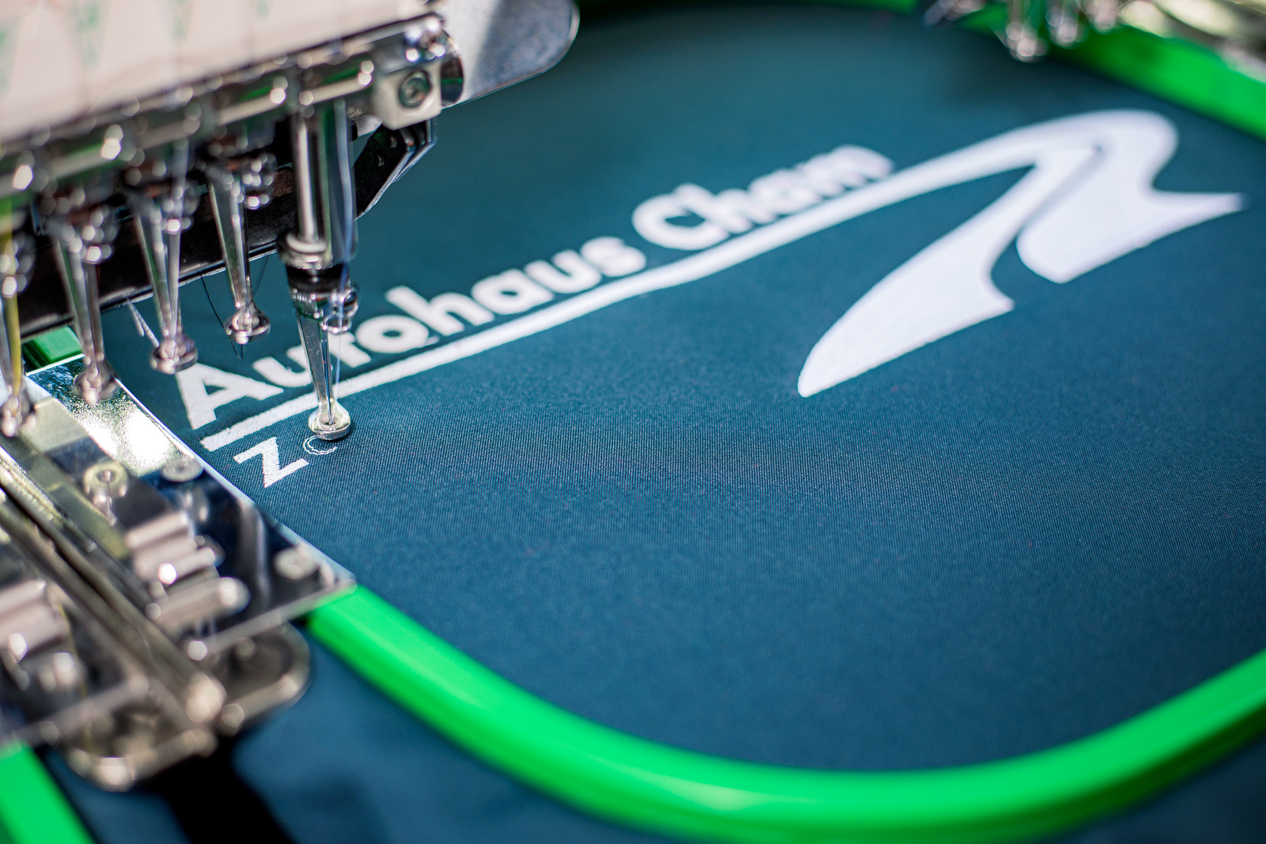 Stickmaschine bestickt ein Poloshirt für Firmen