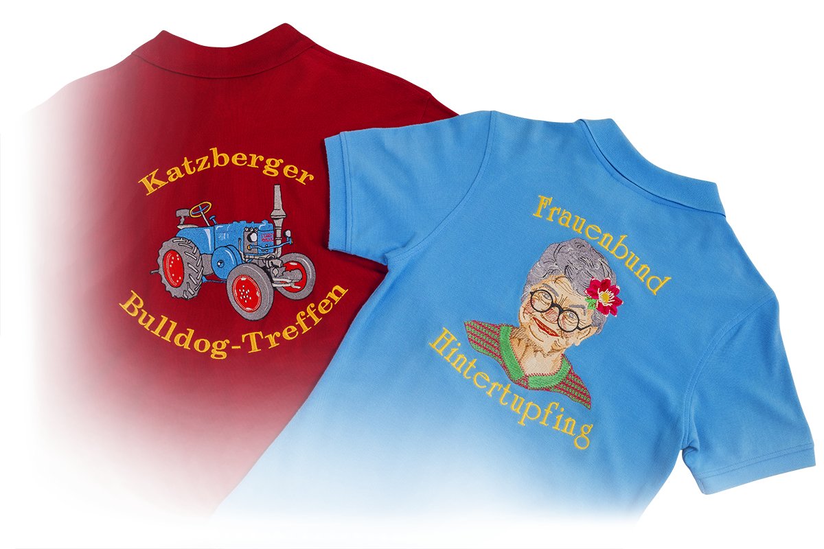Rotes Shirt mit aufgesticktem Traktor und dem Schriftzug Katzberger Bulldog-Treffen sowie blaues Shirt mit aufgestickter Oma und dem Schriftzug Frauenbund Hintertupfing