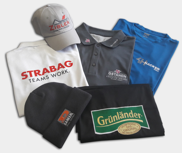 Arbeitsmuster der Stickerei Tischler für Firmenbekleidung Weißer Pulli, graues Poloshirt, blaues Shirt, schwarze Mütze und Shirt sowie graues Baseball-Cap mit Logo-Aufschrift